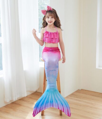 stage for kids A young child in a 3Pcs/Set girls mermaid costume, consisting of a swimsuit, mermaid tail, and bra + panties.